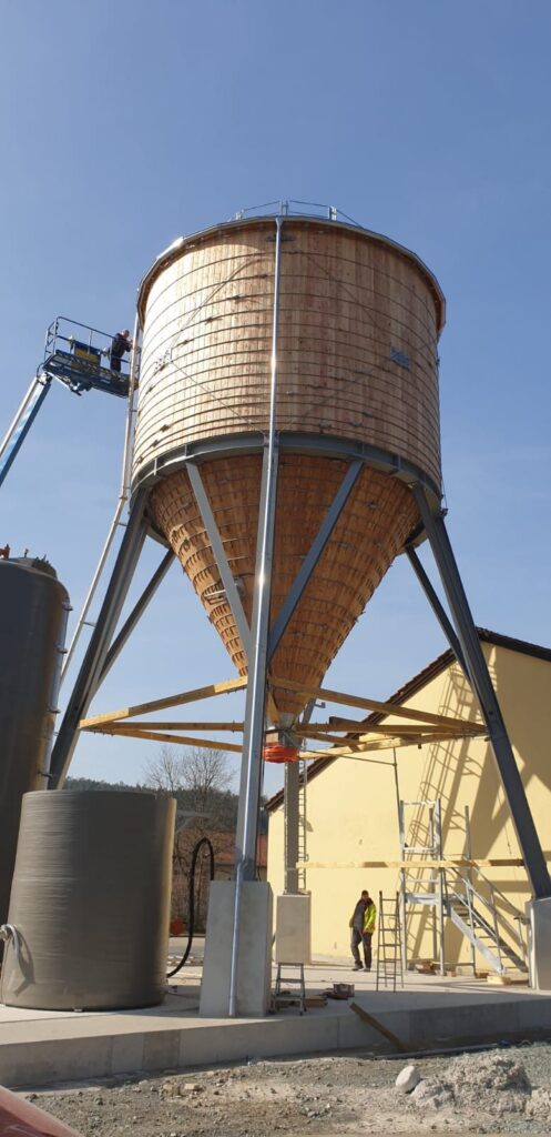 Rundes Silo mit Holzverkleidung auf Stahlstützen