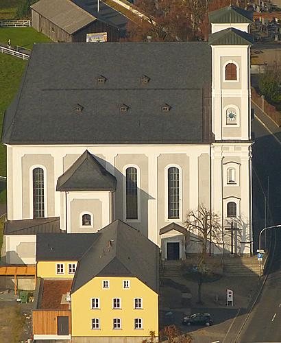 Kirche in Fuchsmühl mit Naturschiefer-Dach und -Turm, aus der Luft