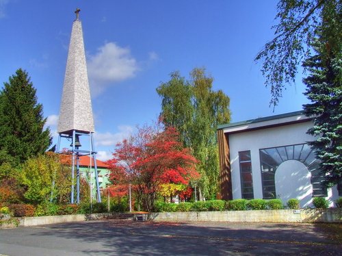 Freistehender Glockenturm der Kirche in Waldershof mit Naturschindel-Deckung